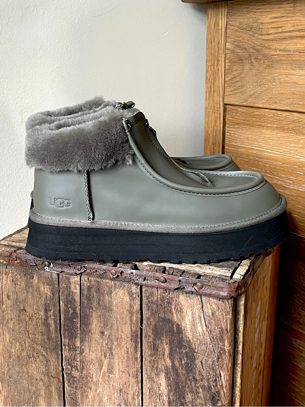 UGG Funkette Boot Womens Size 9 Seaweed Green Matte Leather Platform Zip Ankle